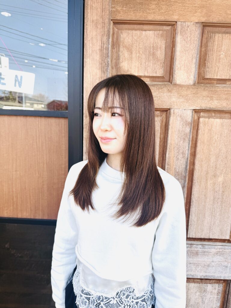 さらさらさストレートヘアの女性画像