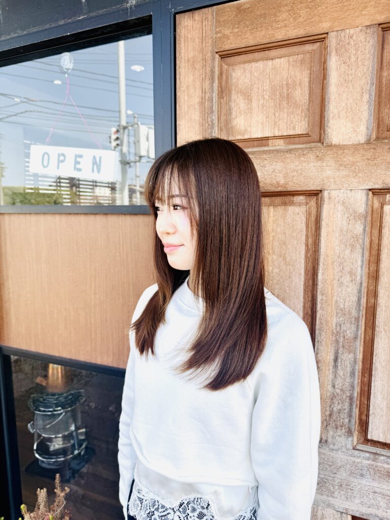 さらさらさストレートヘアの女性画像