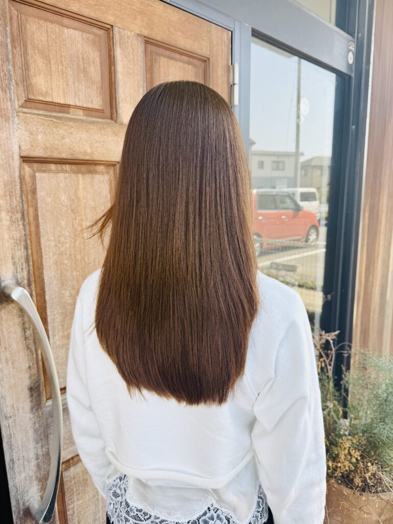 さらさらさストレートヘアの女性画像