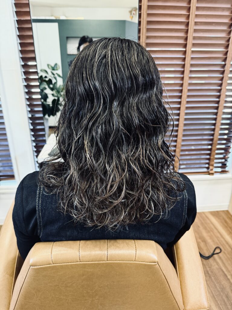 くせ毛活かしとハイライトの女性画像