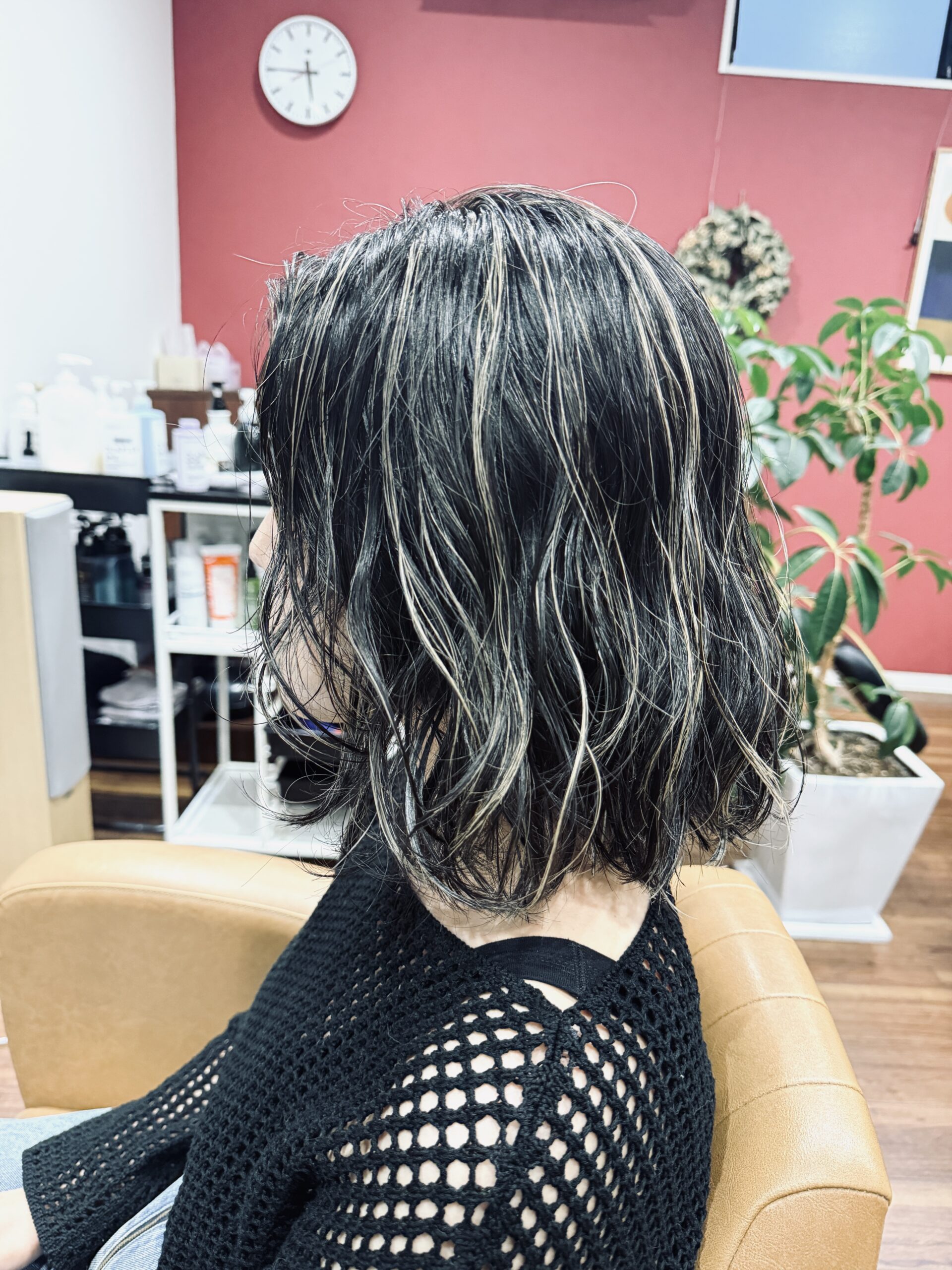 うねりと毛先の動きが見える短めのヘアスタイル